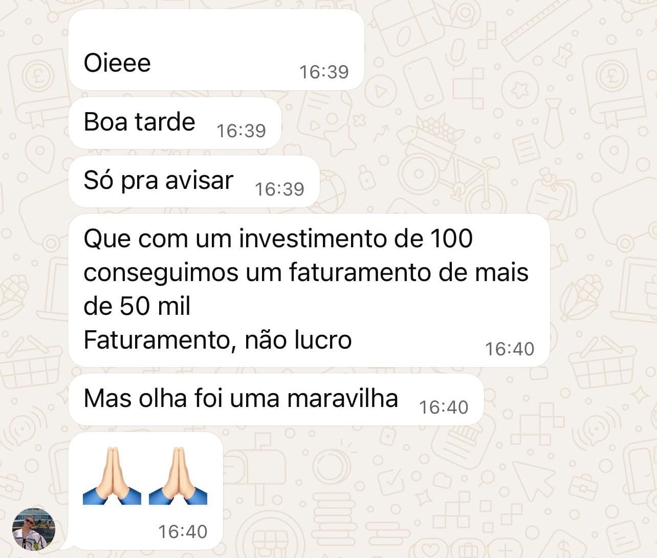 Mensagem de WhatsApp de uma cliente de turismo contando que com R$ 100 de investimento faturou mais de R$ 50 mil